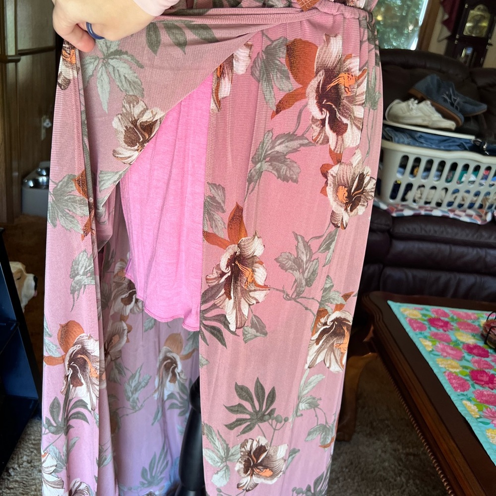 Woman’s beautiful Before You Collection long high low floral sheer long dress. - Picture 9 of 15